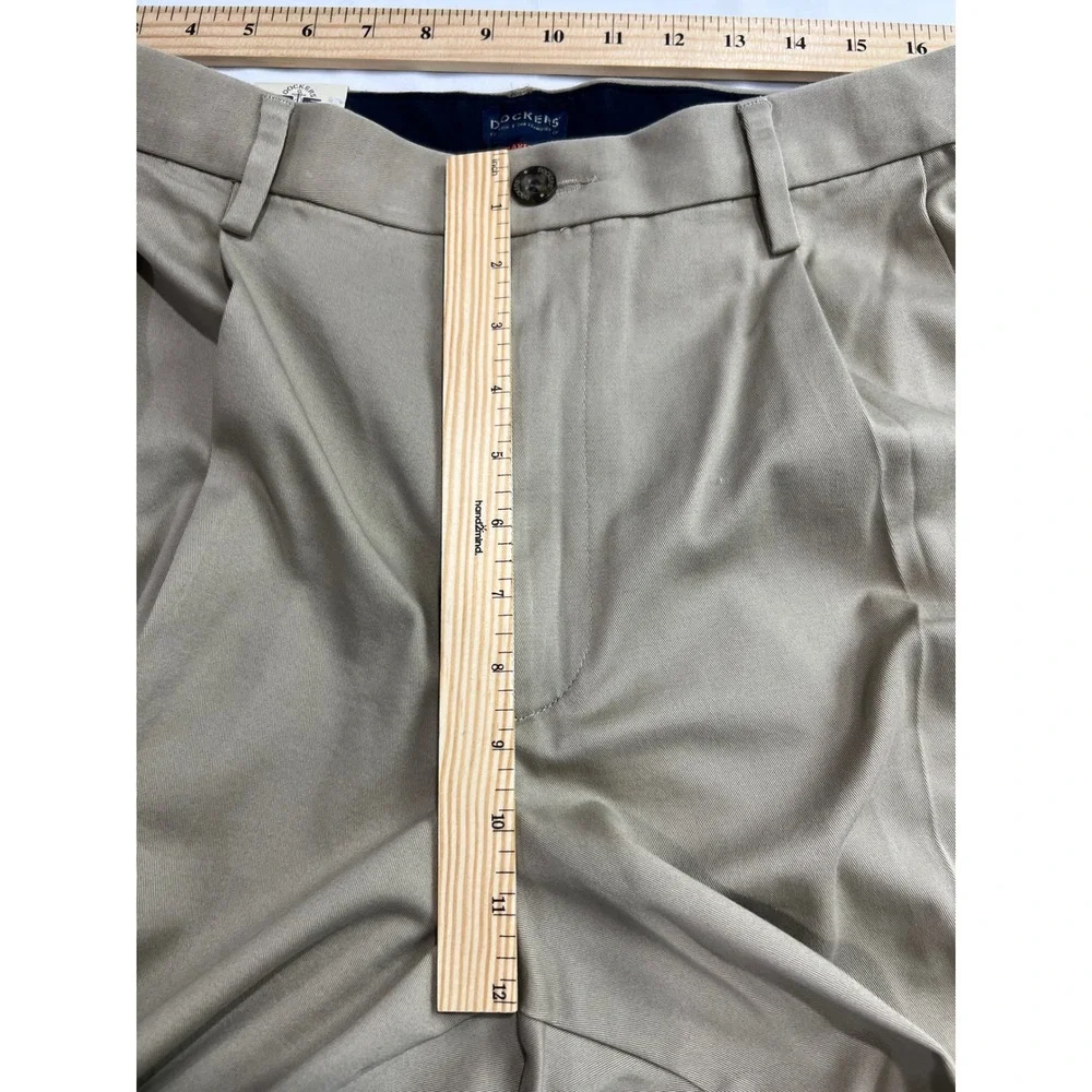 Dockers Comfort Khaki Mens 36x34 Tan Relaxed Fit Pleated Stretch Chino Pants D13
